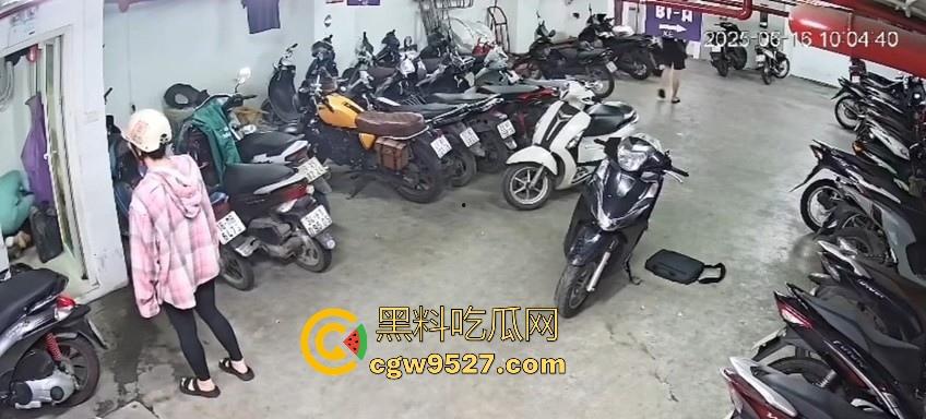 越南停车场一纹身男挑衅一女生,没想到的是女生是练MMA,纹身男被暴揍倒地不起,这哥们可真是踢到钢板了!-7