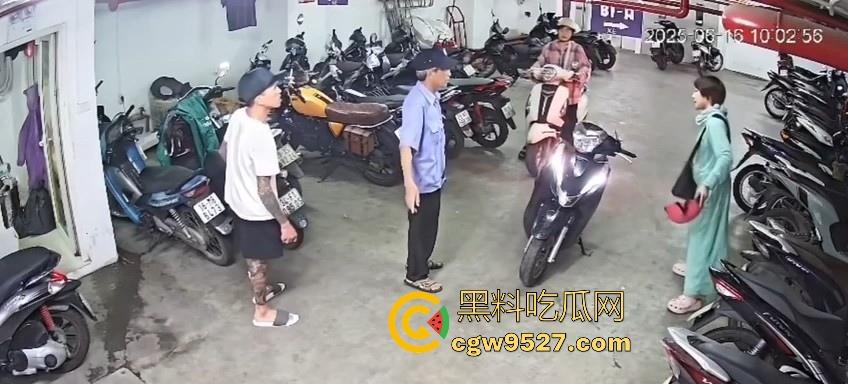 越南停车场一纹身男挑衅一女生,没想到的是女生是练MMA,纹身男被暴揍倒地不起,这哥们可真是踢到钢板了!-8