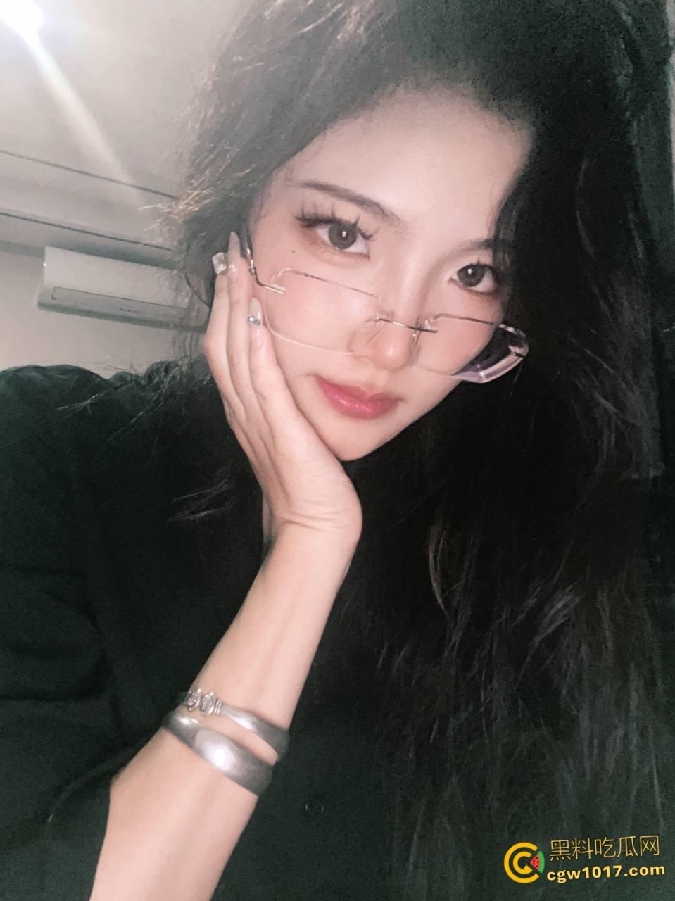 南昌御姐母狗【孙晓晴】,骚浪小母狗酒吧到处约炮,饥渴舔屌露脸挨操,蒙眼女上疯狂榨精,反差骚样堪称极品!-1