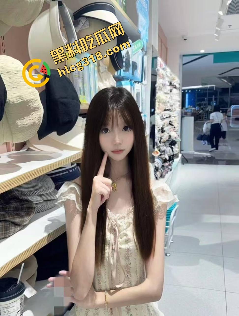 谁家新娘这么骚?头纱刚戴上,屌就塞进嘴里,高跟鞋一跪就开始吃鸡,男友边干边录发兄弟群!-3