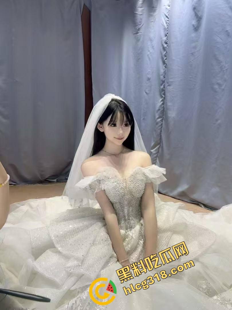 谁家新娘这么骚?头纱刚戴上,屌就塞进嘴里,高跟鞋一跪就开始吃鸡,男友边干边录发兄弟群!-4