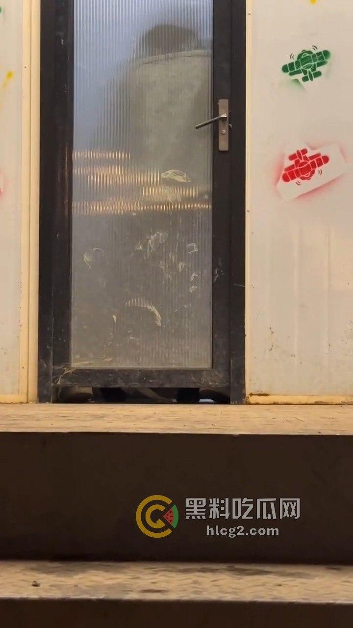 透明玻璃门暴露无遗!小情侣卫生间激情做爱被围观,吃瓜群众直播全过程!-5