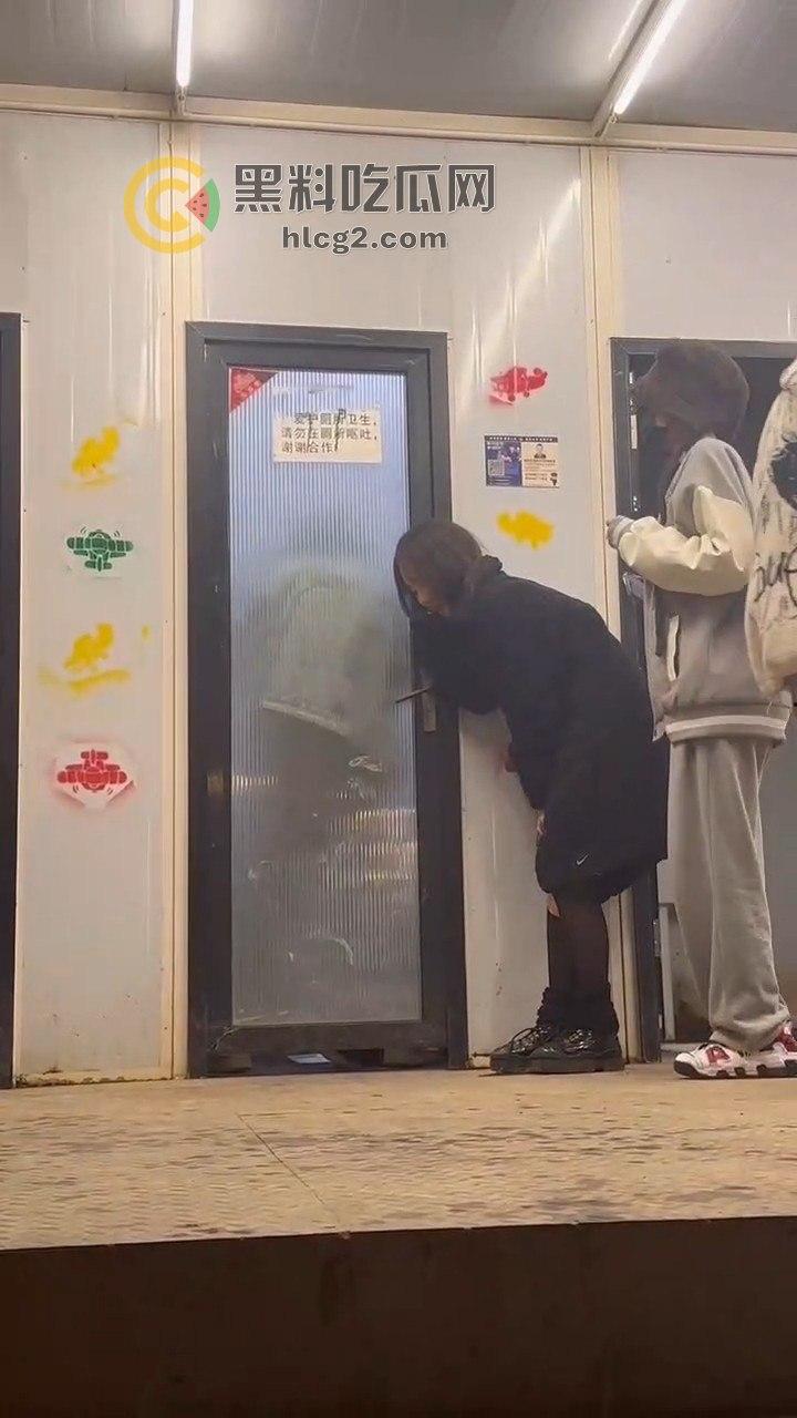 透明玻璃门暴露无遗!小情侣卫生间激情做爱被围观,吃瓜群众直播全过程!-7