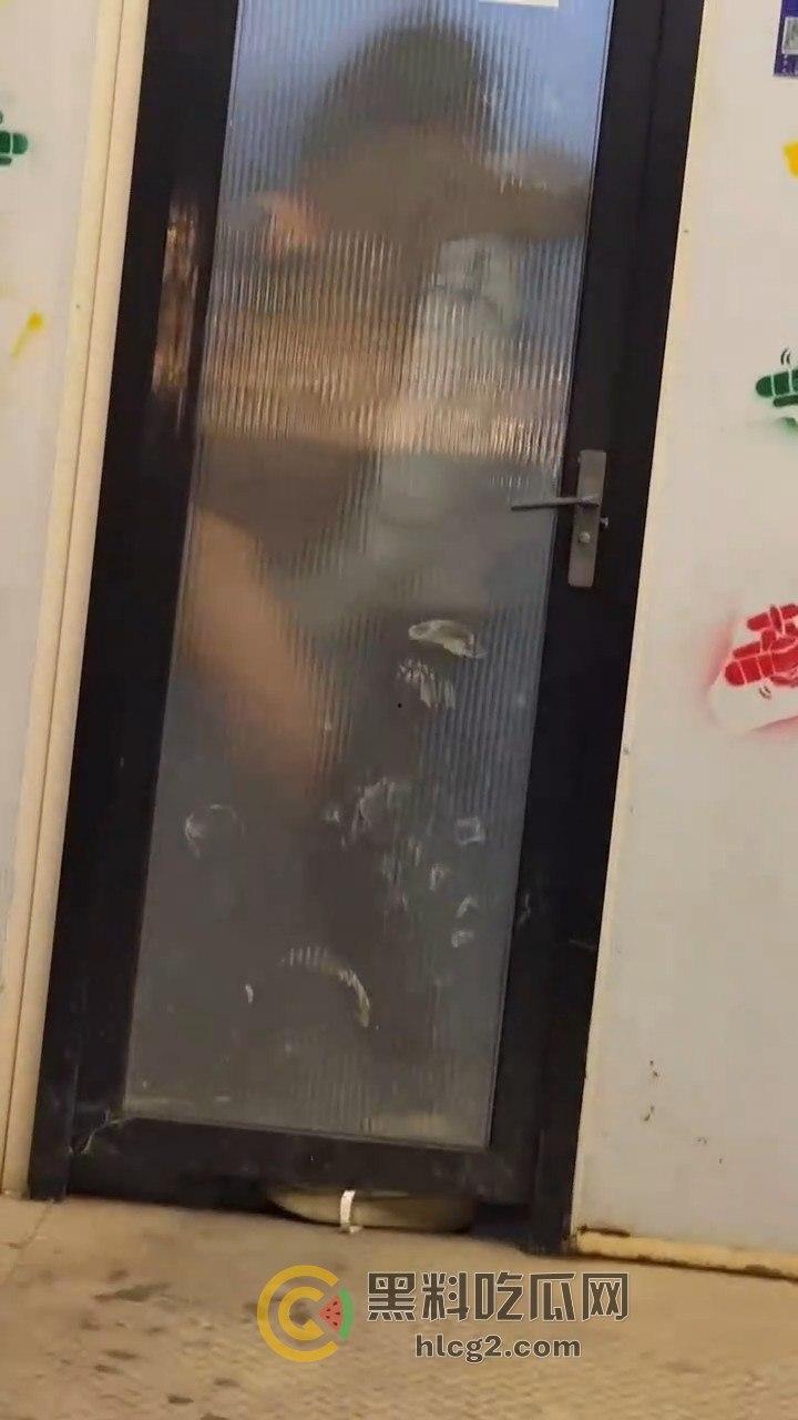 透明玻璃门暴露无遗!小情侣卫生间激情做爱被围观,吃瓜群众直播全过程!-8