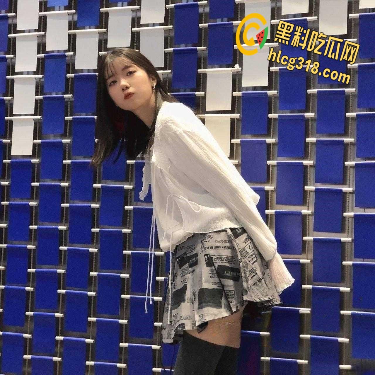 文静乖巧女大学生被金主包养,黑丝网袜跪地口交,皮鞭调教走廊遛狗,屁股都被打红了 !-1