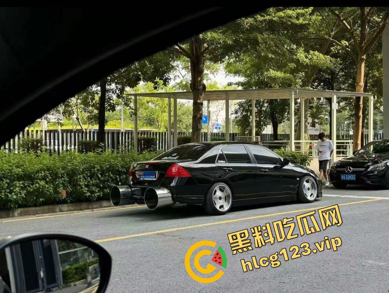 广东抖音网红改装车离谱!排气孔大到能塞下一个人,玩得也太过分了吧!-1