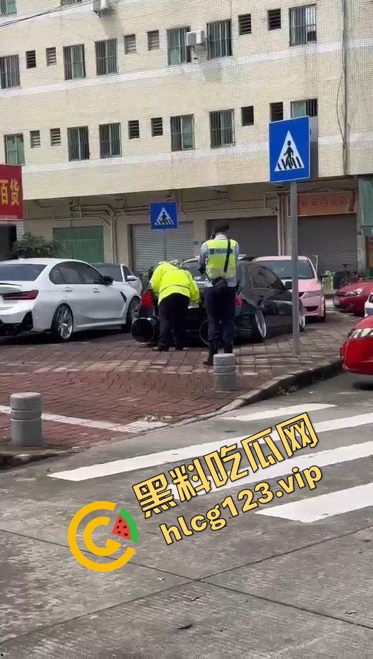 广东抖音网红改装车离谱!排气孔大到能塞下一个人,玩得也太过分了吧!-12