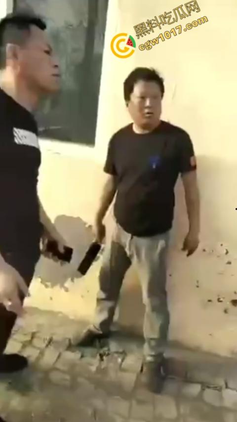 巷中血战:刀光闪烁,白衣男子求锤得锤,黑衣男子疯狂连刀,街头惊魂一幕,鲜血四溅,震惊全城!-6