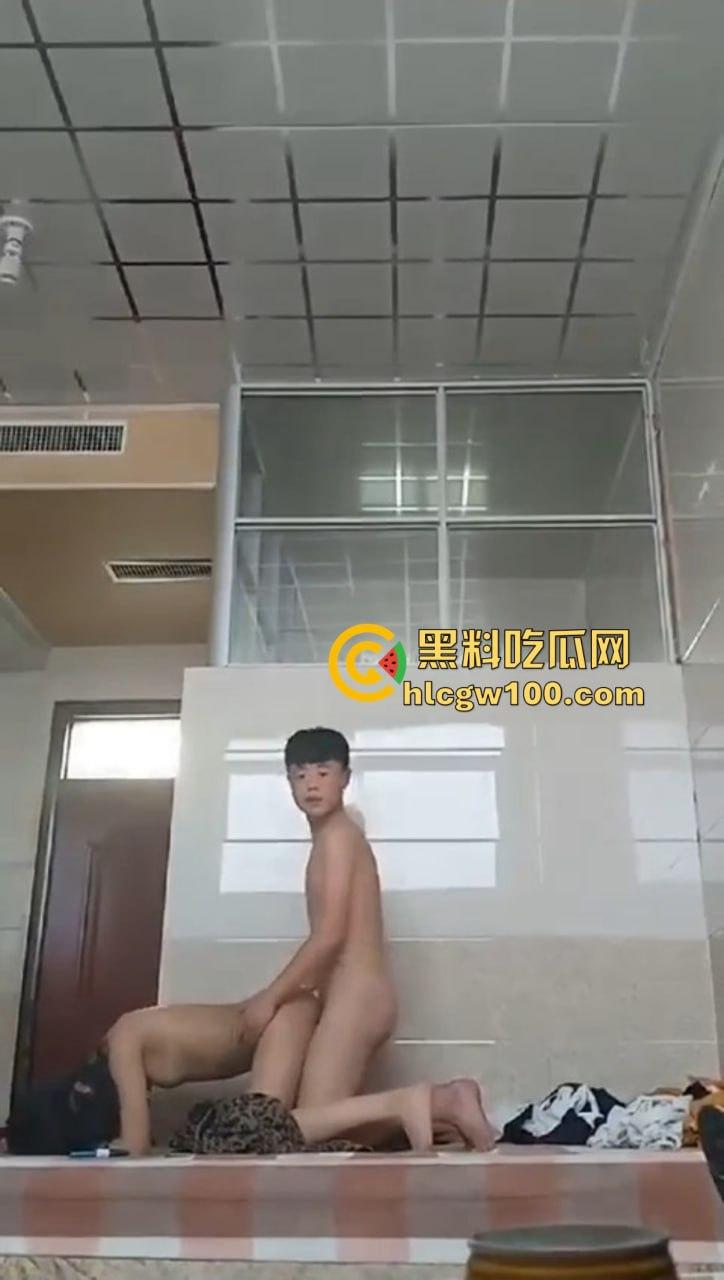 江西南昌台球厅陪练『杨舒然』被精神小伙约开火车,喝红牛猛补体力,边记录边打桩,车厢啪啪声连绵不绝!-7