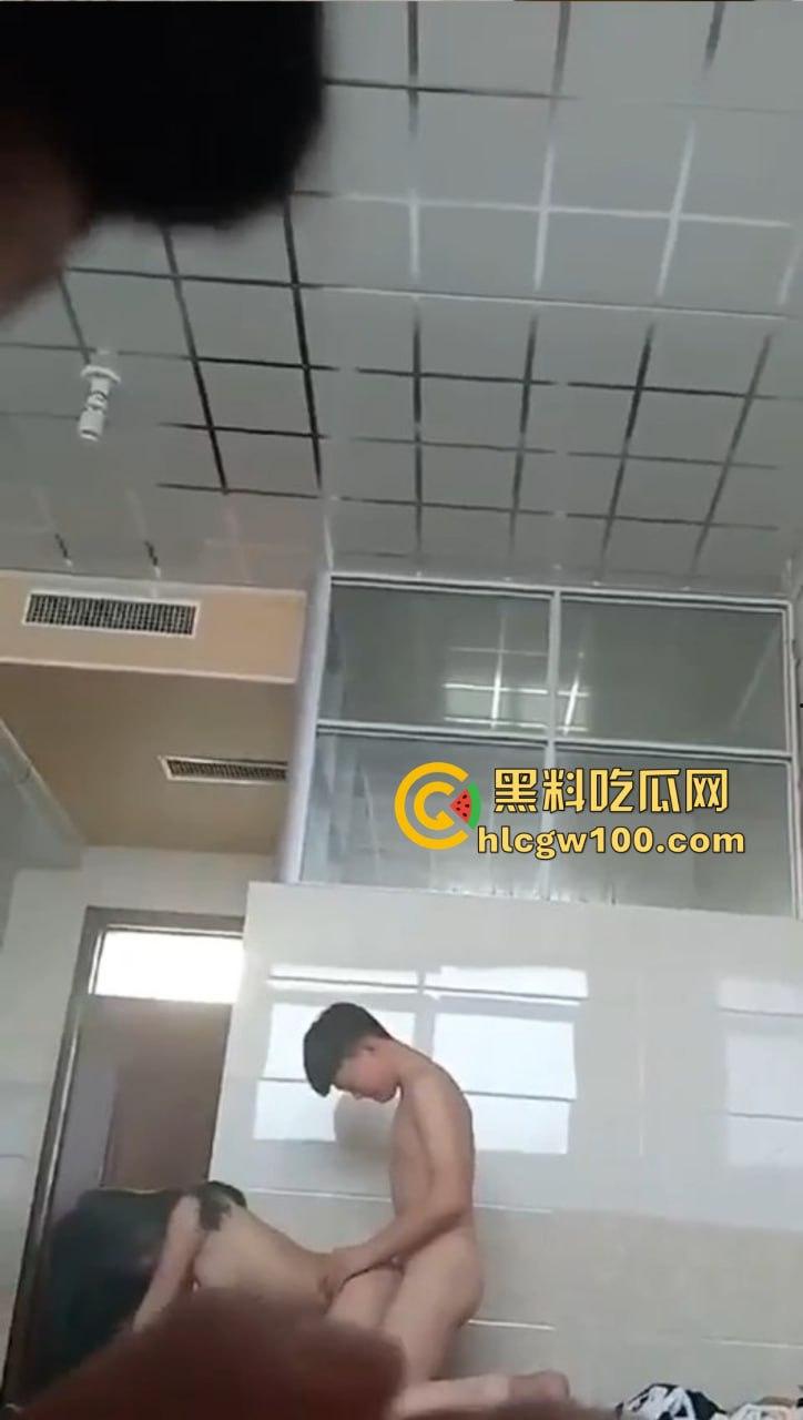 江西南昌台球厅陪练『杨舒然』被精神小伙约开火车,喝红牛猛补体力,边记录边打桩,车厢啪啪声连绵不绝!-10