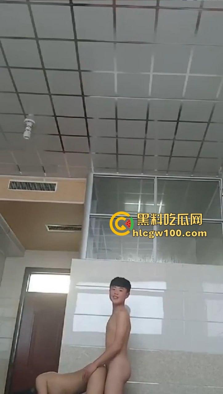 江西南昌台球厅陪练『杨舒然』被精神小伙约开火车,喝红牛猛补体力,边记录边打桩,车厢啪啪声连绵不绝!-12