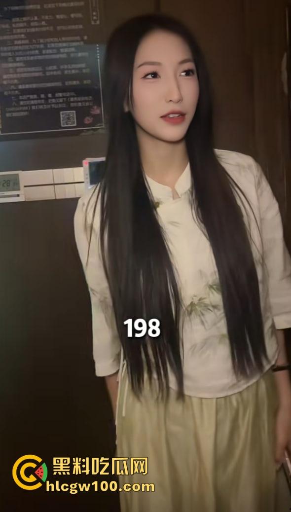 抖音鑫麟阁新娘技师『莉莉安』跪舔视频流出,白月光成屌下玩物,深情吃鸡巴被拍,全网独家曝光!-11