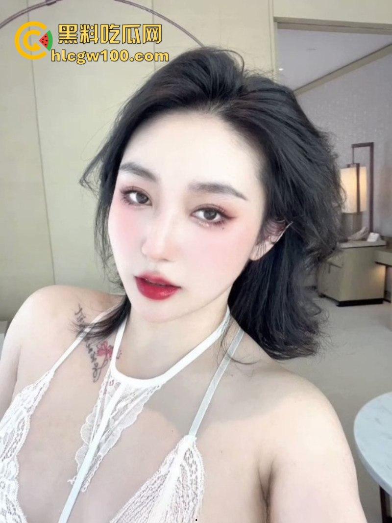 京城卡戴珊推特第一美臀【Eliya】大尺度福利视频合集 超高颜值逆天巨臀骚出天际 和她睡一晚需要注意些什么?-1