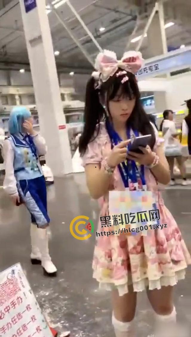 最强漫展偷拍!摄像头都快塞进逼里了 肛门一看就被开发过 你们洛丽塔都玩的这么花嘛-2