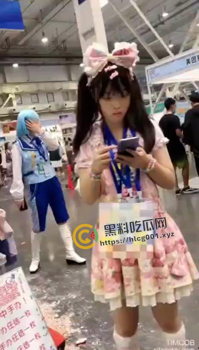 最强漫展偷拍!摄像头都快塞进逼里了 肛门一看就被开发过 你们洛丽塔都玩的这么花嘛-3