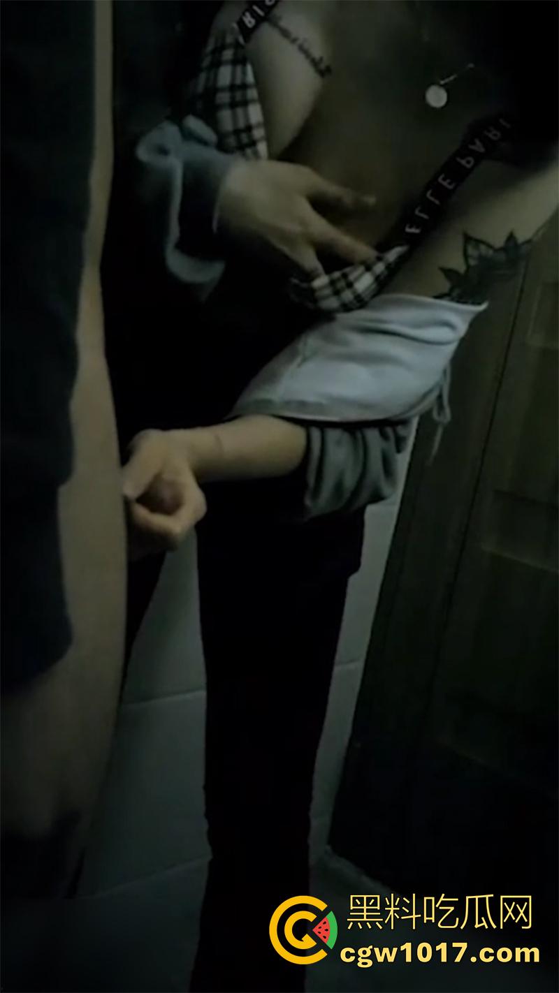 有事秘书干没事干秘书,大型公司偷情现场,性感秘书袒胸露乳,在厕所帮老板口交打飞机 ,结果被偷录视频还曝光!-3