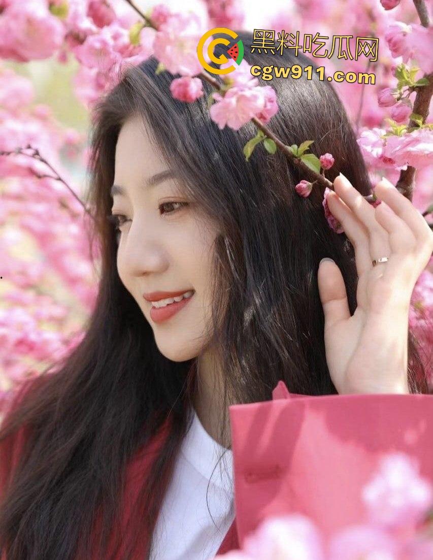 神仙颜值女大学生变骚浪母狗,金主鸡巴爆操,狂野骑乘如烈马,想不到女的骚起来不分学历!-1