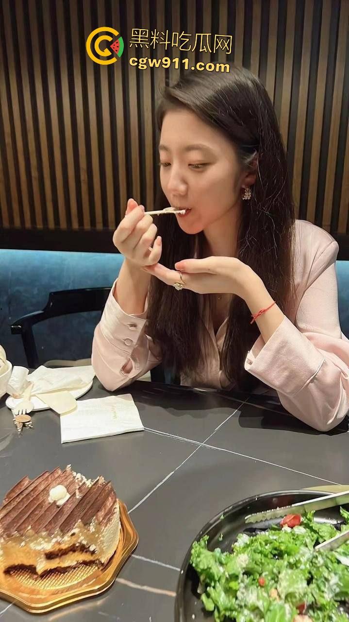 神仙颜值女大学生变骚浪母狗,金主鸡巴爆操,狂野骑乘如烈马,想不到女的骚起来不分学历!-5