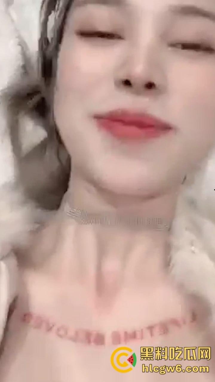 山西大同金融贸易学院22班【林怡萱】微乳翘臀馒头穴痴迷吞屌日常主动榨精 大尺度啪啪+裸聊视频独家流泄!-1