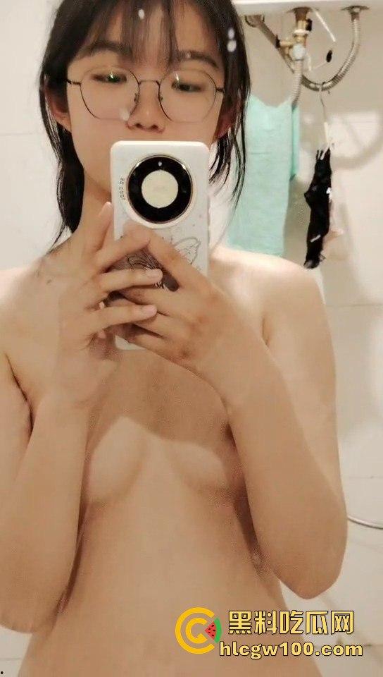 广西大学大一学生嫩妹【郭飒】不雅视频流出被曝光,对镜自拍展示娇嫩玉胸体完美呈现。-3