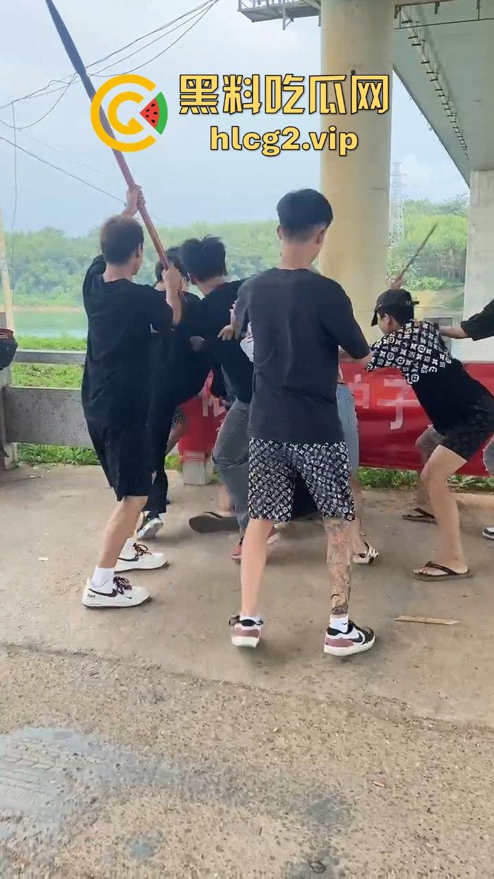 河南精神小伙挥舞青龙偃月刀街头打架，这群人是武术学校出来的？-5