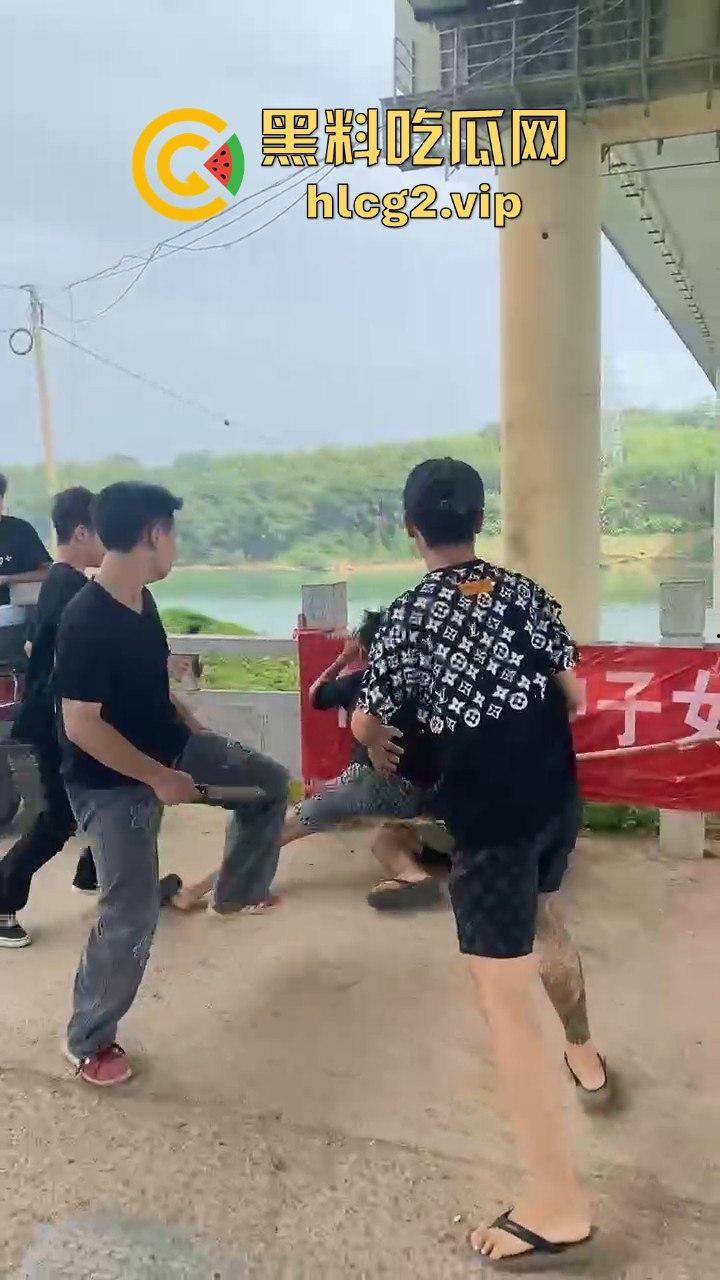 河南精神小伙挥舞青龙偃月刀街头打架，这群人是武术学校出来的？-7