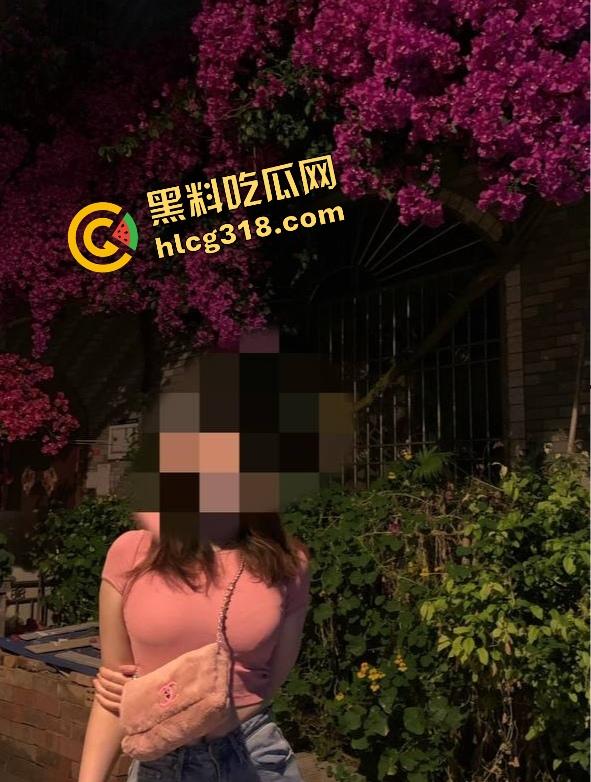 学生妹被金主包养玩成群交机器，3P起步5P封顶，钱到位随便上，有钱就能多人乱斗男友顶着绿帽加入！-9