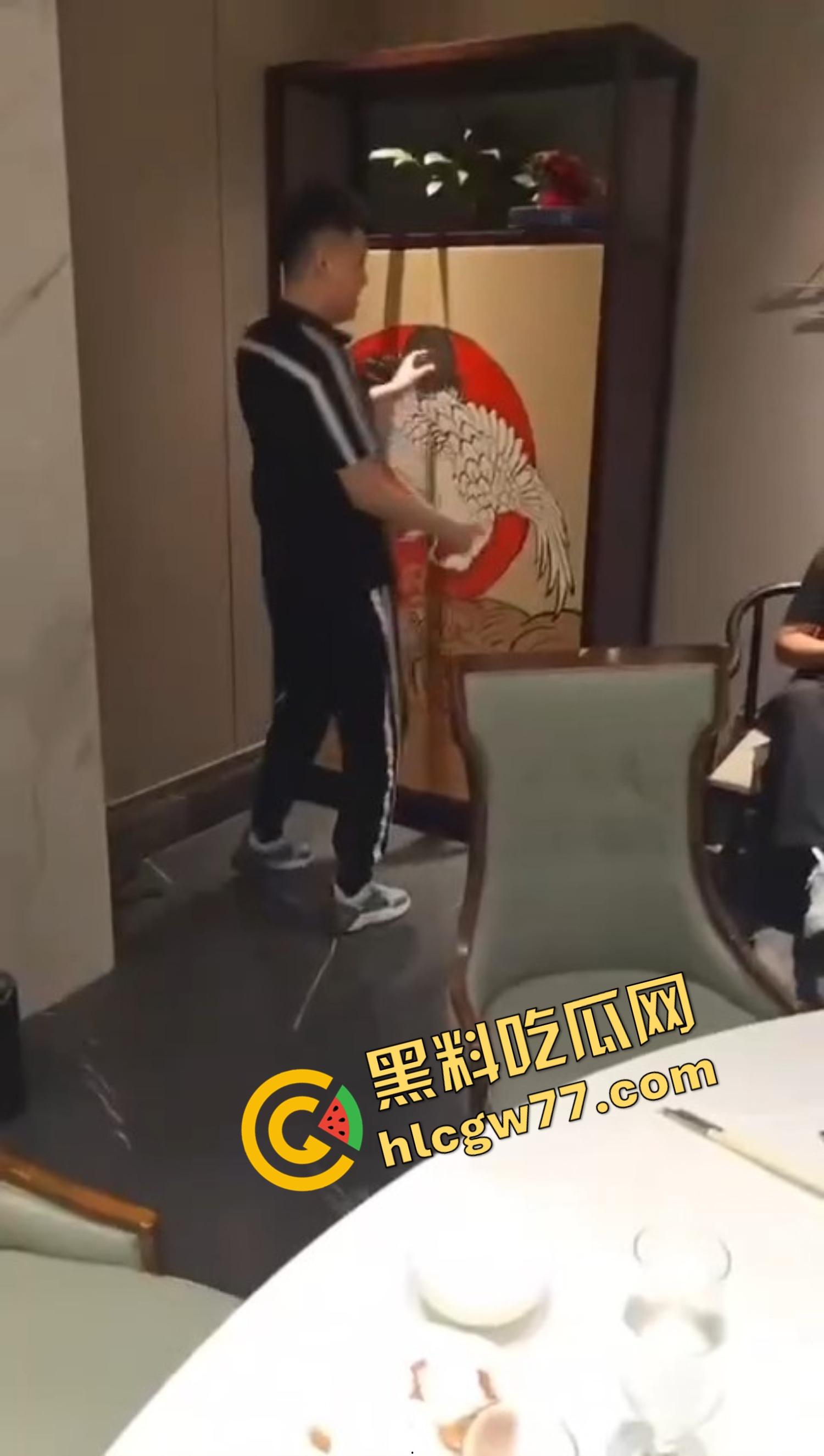 辽宁精神小伙聚会,妹子全裸藏柜子开场,饭局后全员直奔酒店,5人大乱斗场面淫荡无比!-1