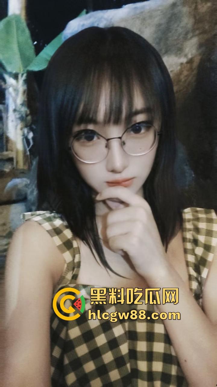 湖北职业技术学院大一嫩妹【赵晓然】网络聊骚被渣男骗裸照 露出美乳和嫩逼疯狂自慰!-6