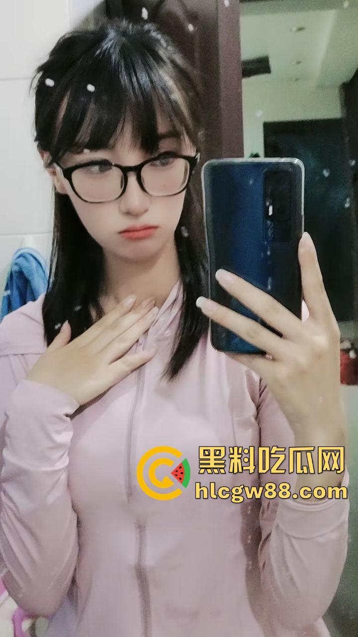 湖北职业技术学院大一嫩妹【赵晓然】网络聊骚被渣男骗裸照 露出美乳和嫩逼疯狂自慰!-7