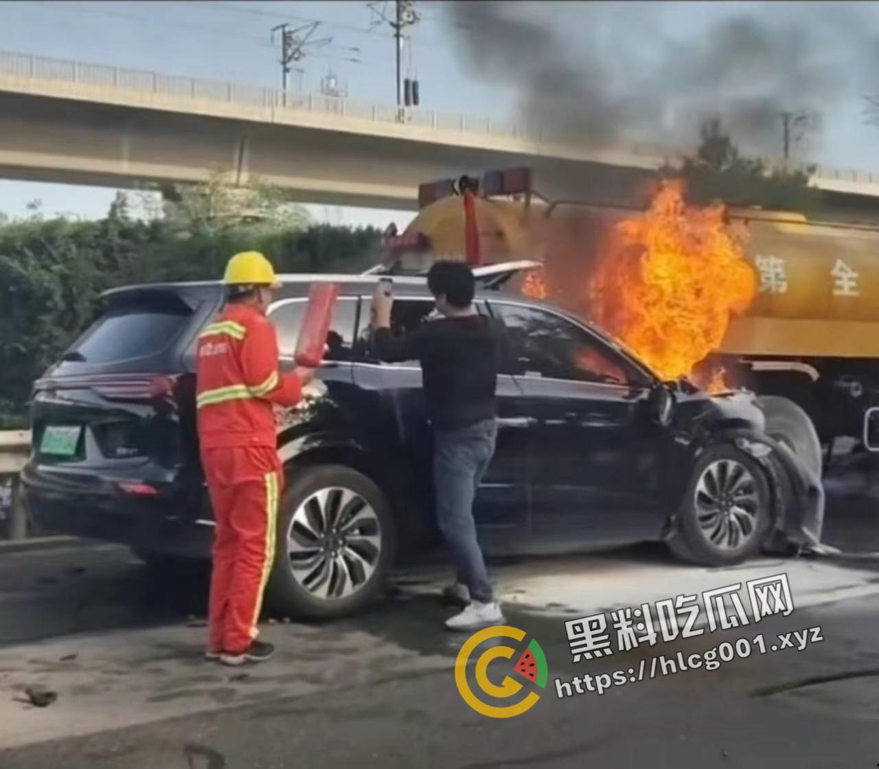 华为问界m7追尾着火事件!一家三口活活烧死 删评控热搜官方微博甩锅 这就是遥遥领先?现场封禁视频流出-1