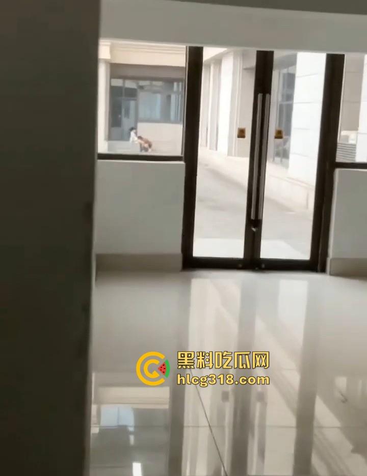 长春师范学院图书馆,狗男女光天化日上演舔逼之战,男子将头深埋女友胯下疯狂舔食,激情四溢!-3