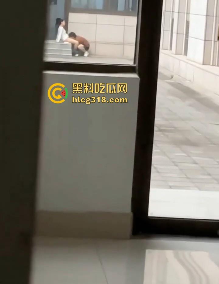 长春师范学院图书馆,狗男女光天化日上演舔逼之战,男子将头深埋女友胯下疯狂舔食,激情四溢!-5