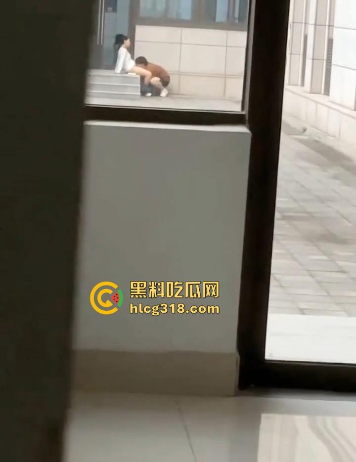 长春师范学院图书馆,狗男女光天化日上演舔逼之战,男子将头深埋女友胯下疯狂舔食,激情四溢!-7