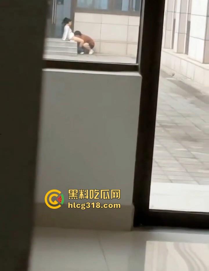 长春师范学院图书馆,狗男女光天化日上演舔逼之战,男子将头深埋女友胯下疯狂舔食,激情四溢!-8