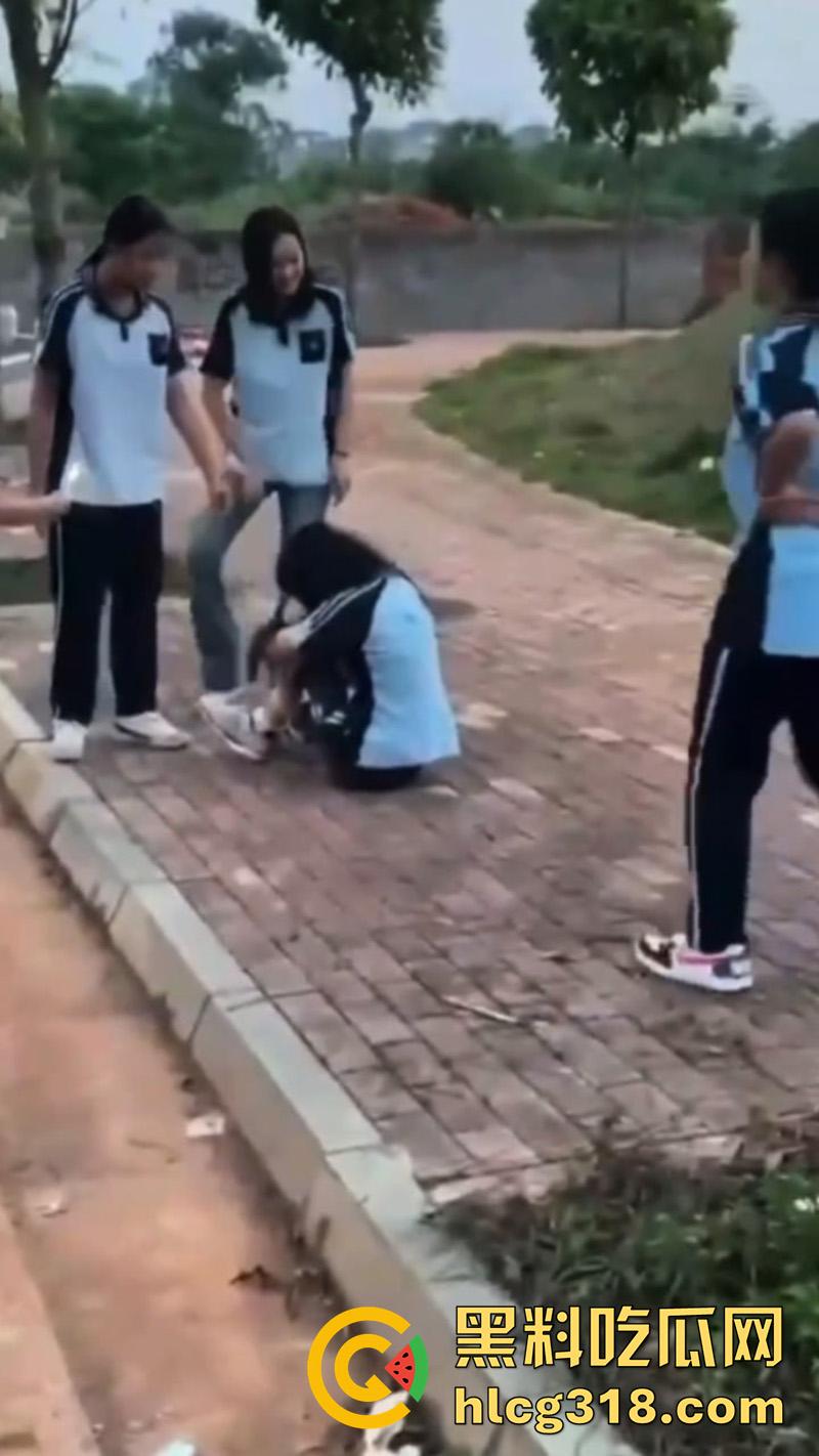 广西南宁校园霸凌，三中女学生遭同学殴打，金贝幼儿园园长女儿被曝光，警方已经介入调查！-7