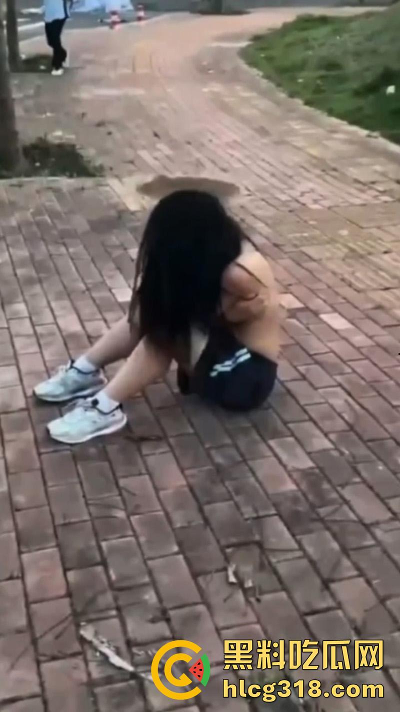 广西南宁校园霸凌，三中女学生遭同学殴打，金贝幼儿园园长女儿被曝光，警方已经介入调查！-10