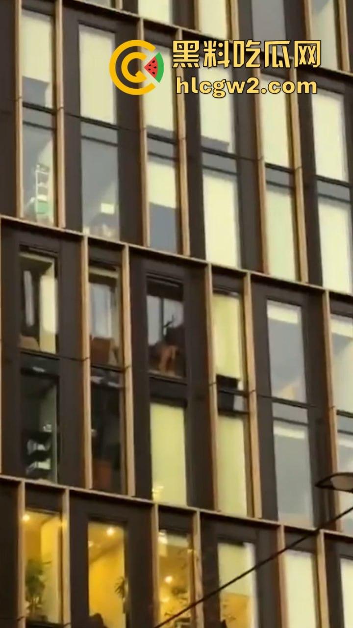 前有利兹vita 今有伯明翰moda 大白天情侣做爱没拉窗帘被路人围观 故意的找刺激是吧!-10