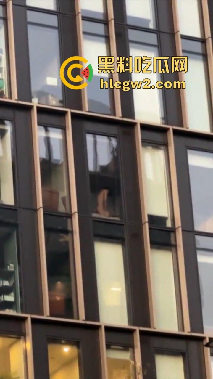 前有利兹vita 今有伯明翰moda 大白天情侣做爱没拉窗帘被路人围观 故意的找刺激是吧!-11