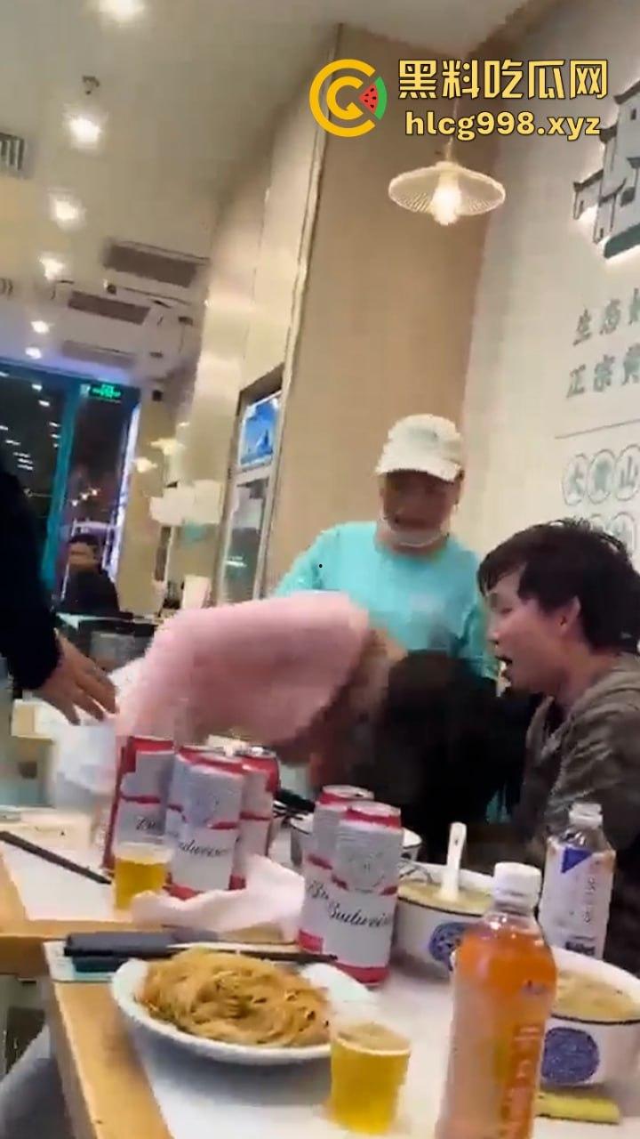 上海俩美女饭店打架下手忒狠 全然不知走光被偷拍 黑衣服这是奶子是真的吗？-5