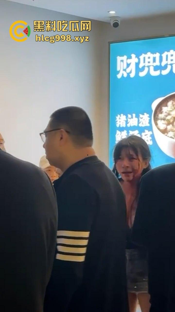 上海俩美女饭店打架下手忒狠 全然不知走光被偷拍 黑衣服这是奶子是真的吗？-7