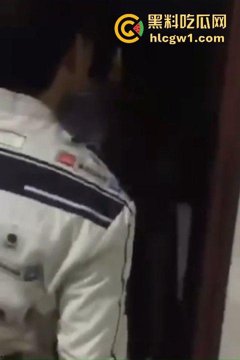 男子带兄弟上门捉奸，一群人踹门而入狂揍情夫，捉奸现场惨到小三男的直接哭出声！-5