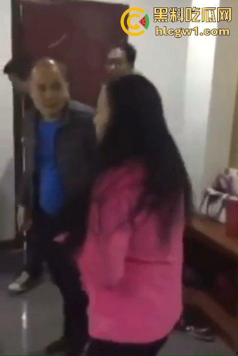 男子带兄弟上门捉奸，一群人踹门而入狂揍情夫，捉奸现场惨到小三男的直接哭出声！-6