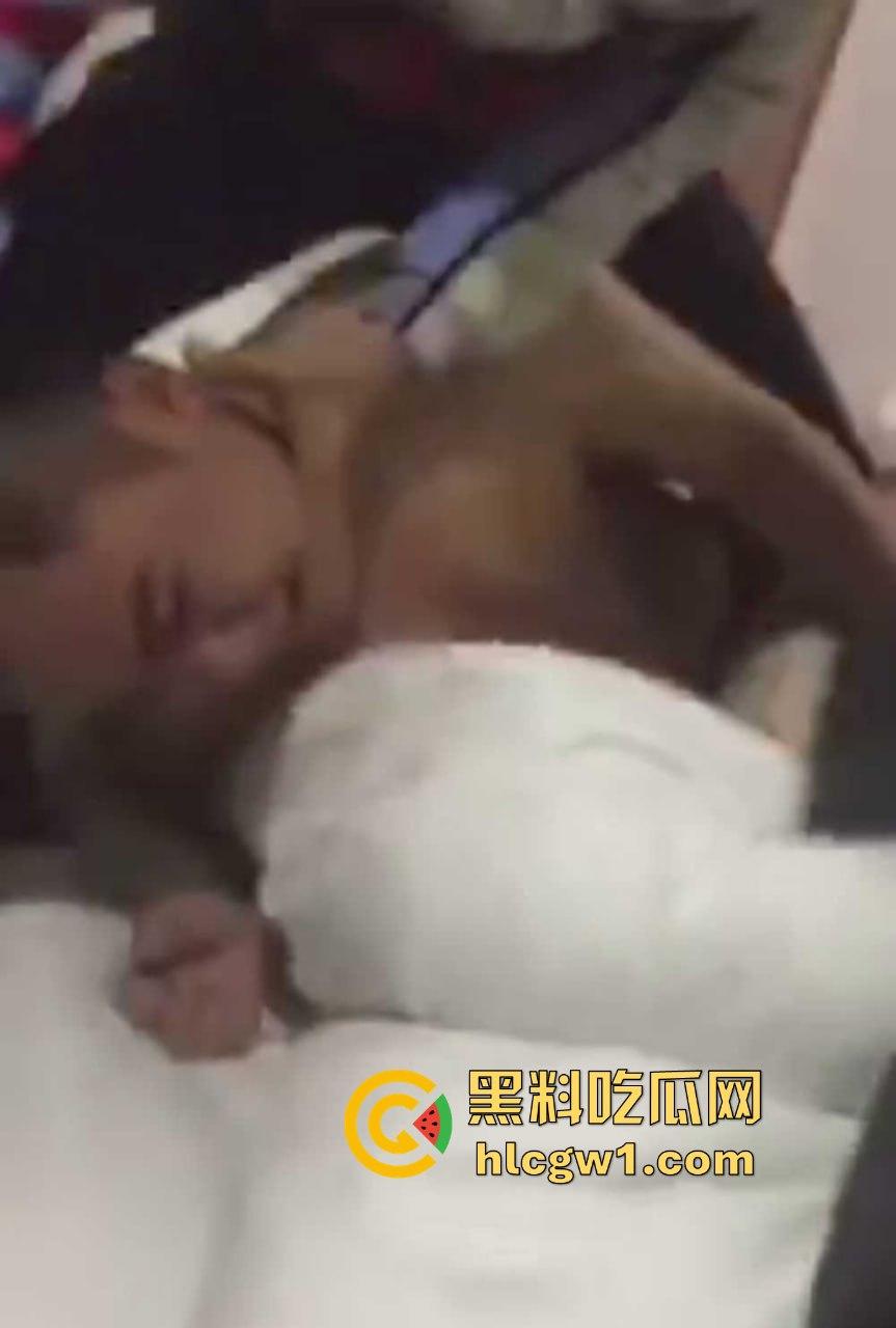 男子带兄弟上门捉奸，一群人踹门而入狂揍情夫，捉奸现场惨到小三男的直接哭出声！-7