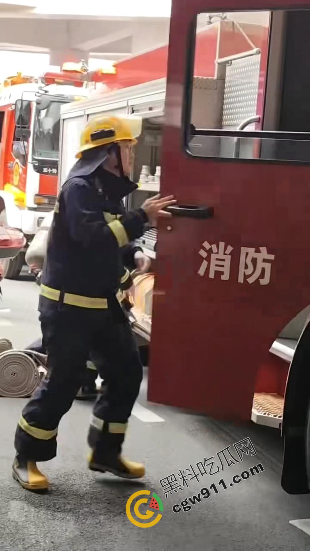 柳州曙光中路门面熊熊烈火爆炸，疯狂火舌肆虐，惊心动魄！消防救援迅速，国庆安全隐患值得深思-6