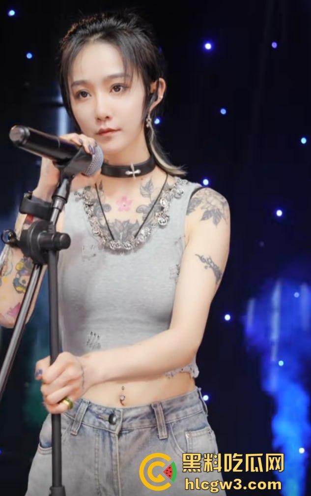 抖音千万粉丝歌手【一支沫z】与北京老头开房视频外泄 跪地舔JB主动开腿挨操 疯狂星期四V我50给你看独家！-14