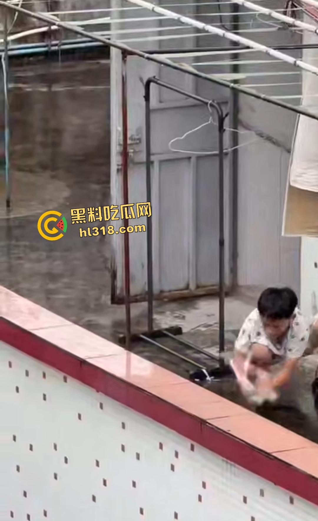 畜生小孩天台虐猫丧心病狂！甩来甩去地上狂摩擦，猫咪命悬一线，只能抓着杆子不放！-4