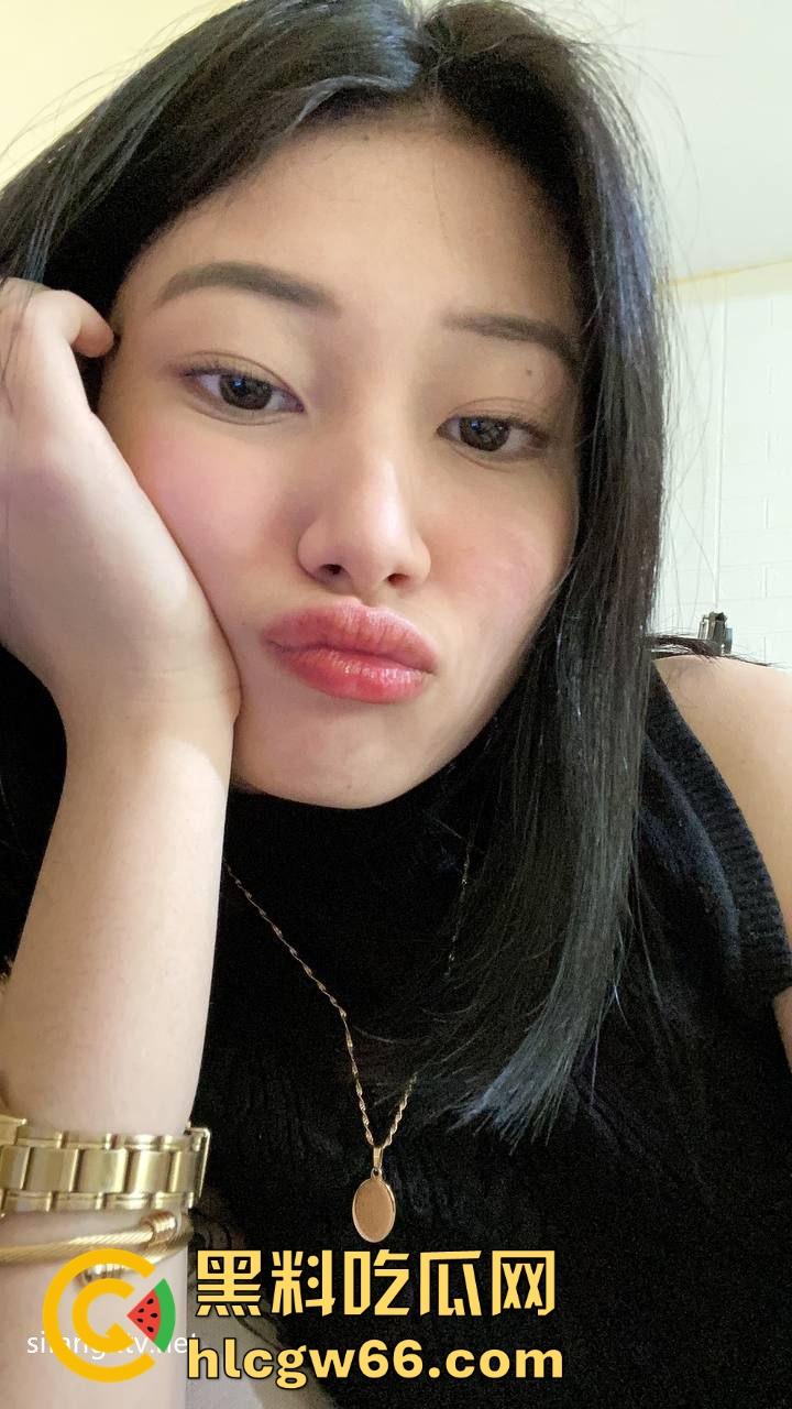 顶级猎奇 奇葩男子直接扒下女友一只白袜当套子操逼 还插得有来有回 这难道不干巴吗？-1