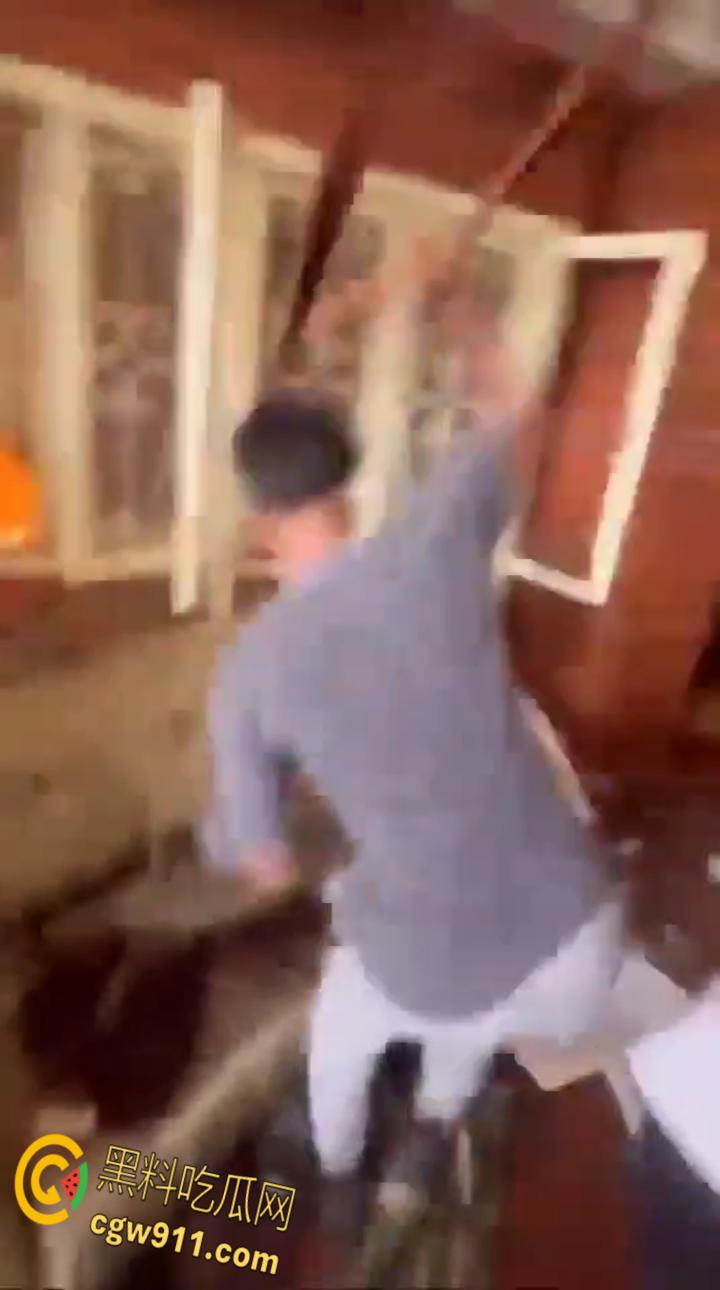 尼泊尔突发暴乱，前总理妻子在家中被民众放火烧死，财政部长被游街拖行，并被赶入河中殴打 ！-1