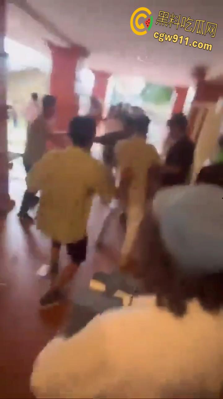 尼泊尔突发暴乱，前总理妻子在家中被民众放火烧死，财政部长被游街拖行，并被赶入河中殴打 ！-2